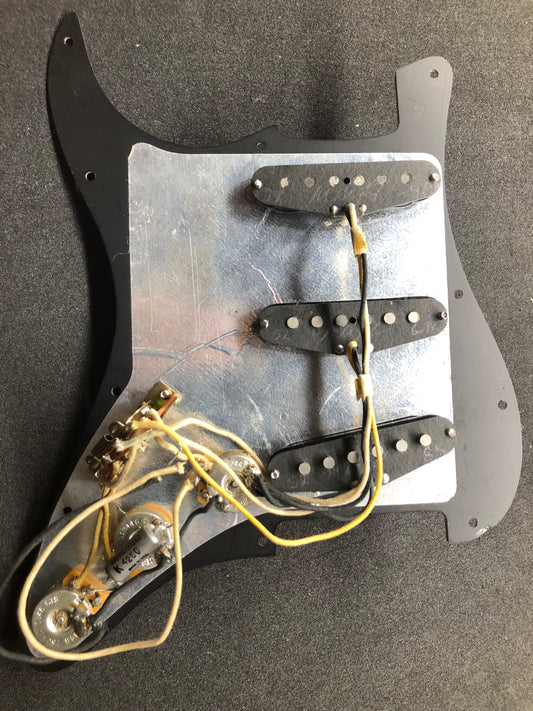 Lollar Flat Pole Stratocaster Pickups, wired harness in black pickguard
