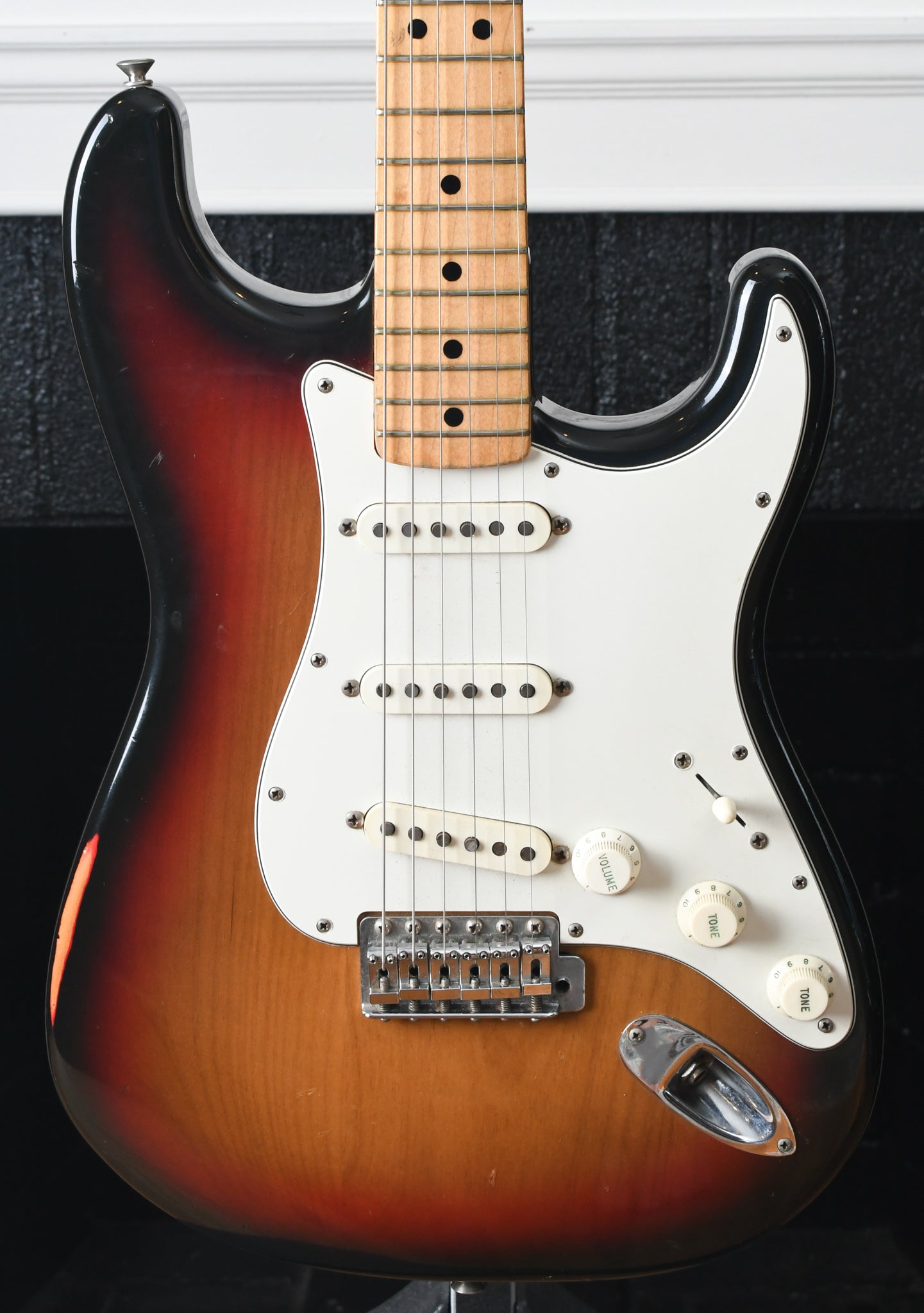 【値下】Fender Stratocaster 1973 Sunburst ストラトキャスター サンバースト エレキ ギター 器 中古 訳有 O6501850 フェンダー
