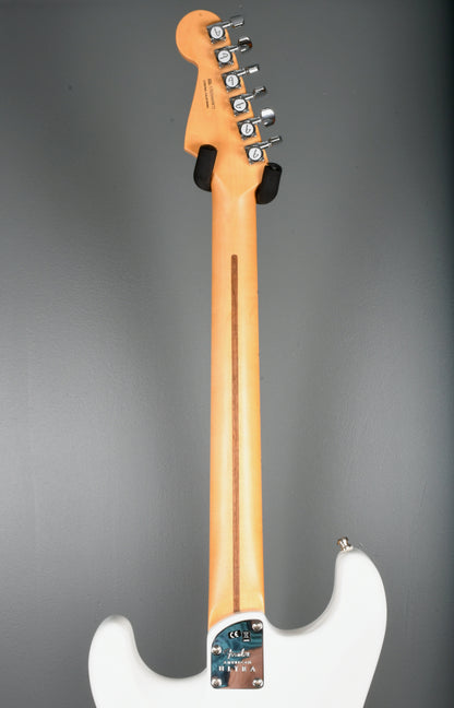 Fender American Ultra Stratocaster HSS, Maple Fingerboard, Arctic Pearl