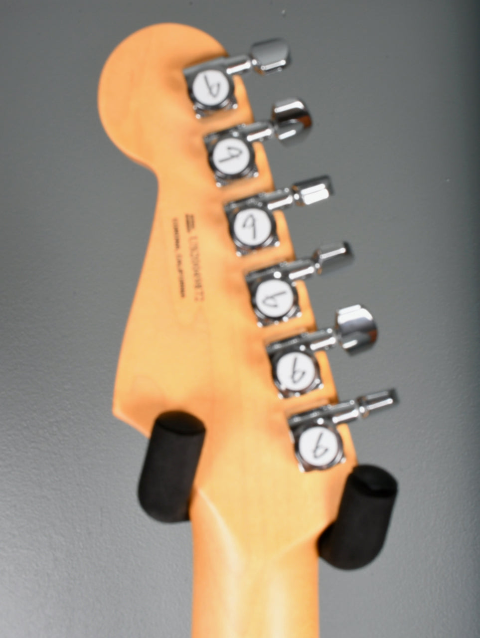 Fender American Ultra Stratocaster HSS, Maple Fingerboard, Arctic Pearl