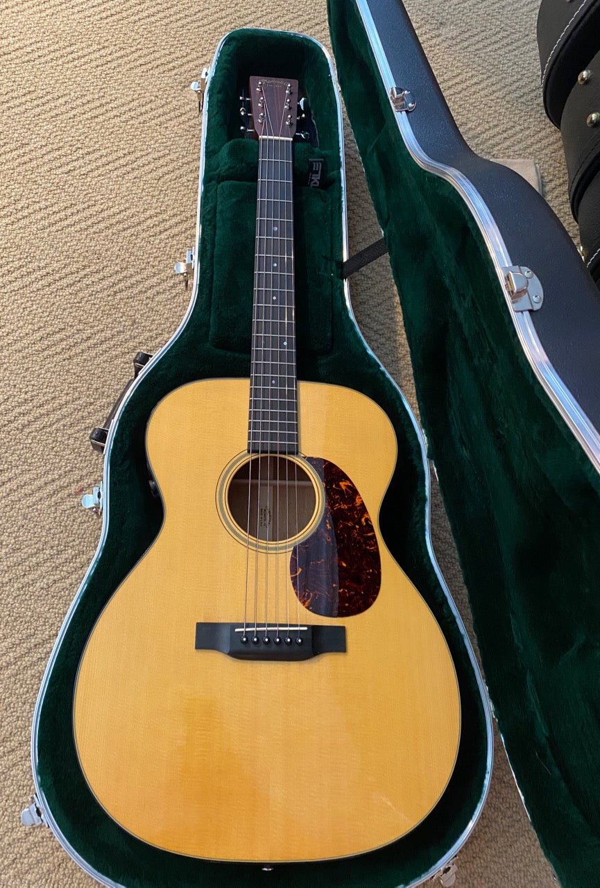 Martin 000-18e Retro, Fishman Aura, Martin Signature molded case