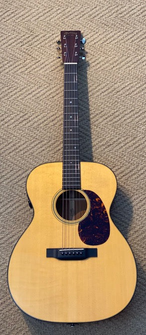 Martin 000-18e Retro, Fishman Aura, Martin Signature molded case