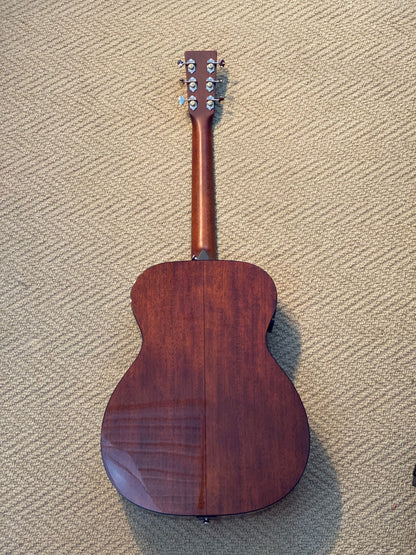 Martin 000-18e Retro, Fishman Aura, Martin Signature molded case