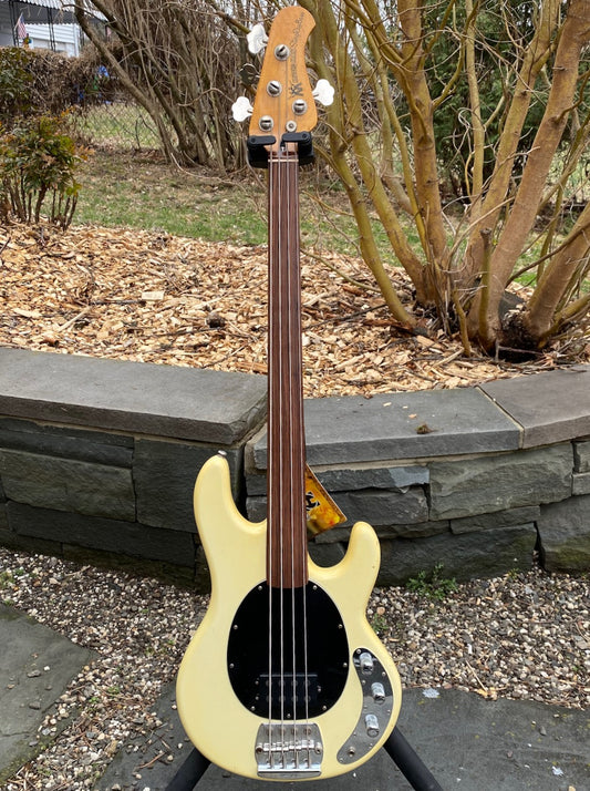 1979 Music Man Stingray Aged Olympic White Fretless !!